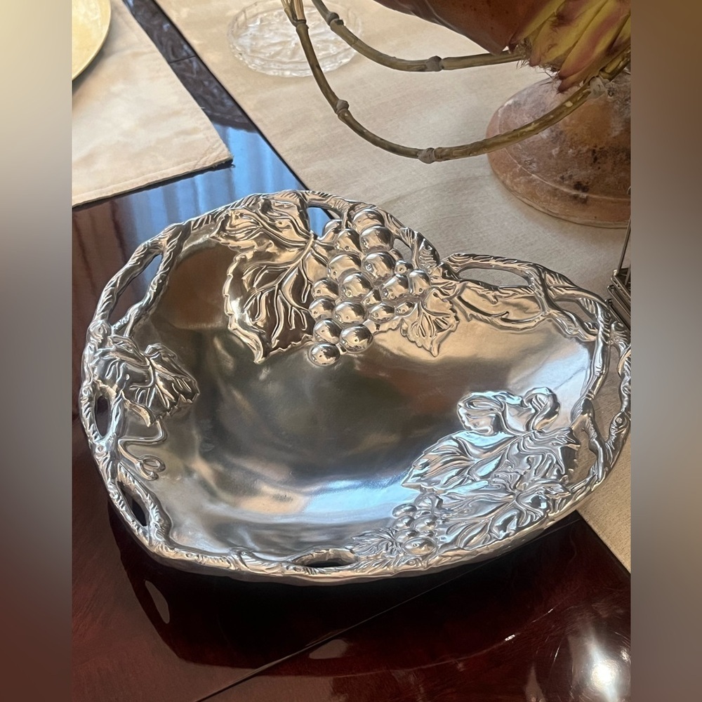 Arthur Court GRAPE HEART SHAPED COUPÉ SERVING TRAY WITH GRAPEVINE MOTIF 9.5”X 10 - Picture 3 of 11